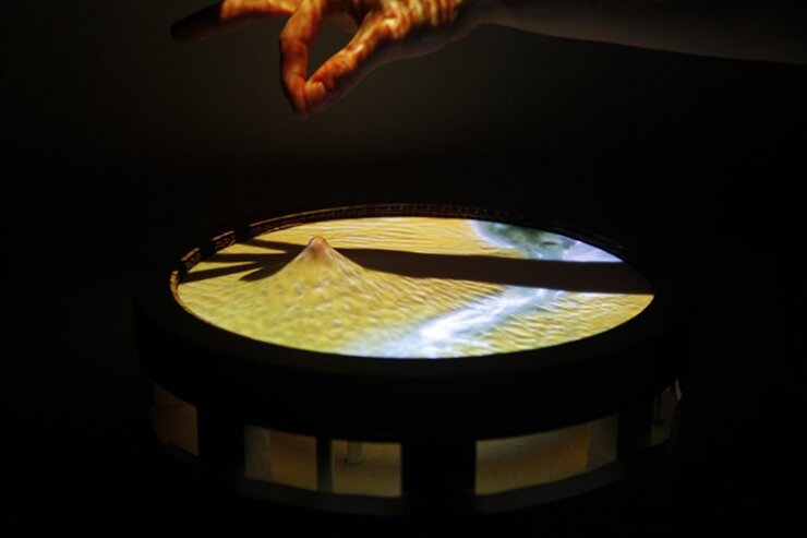 Researchers create elastic screen capable of 3D interactions